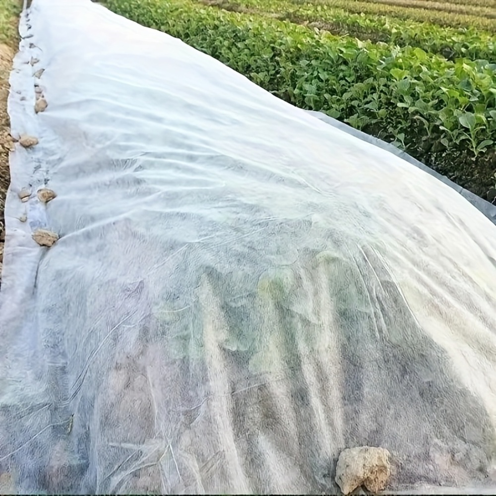 Customized wholesale garden plants with windproof, snowproof and frostproof fleece blankets, in folded packaging.